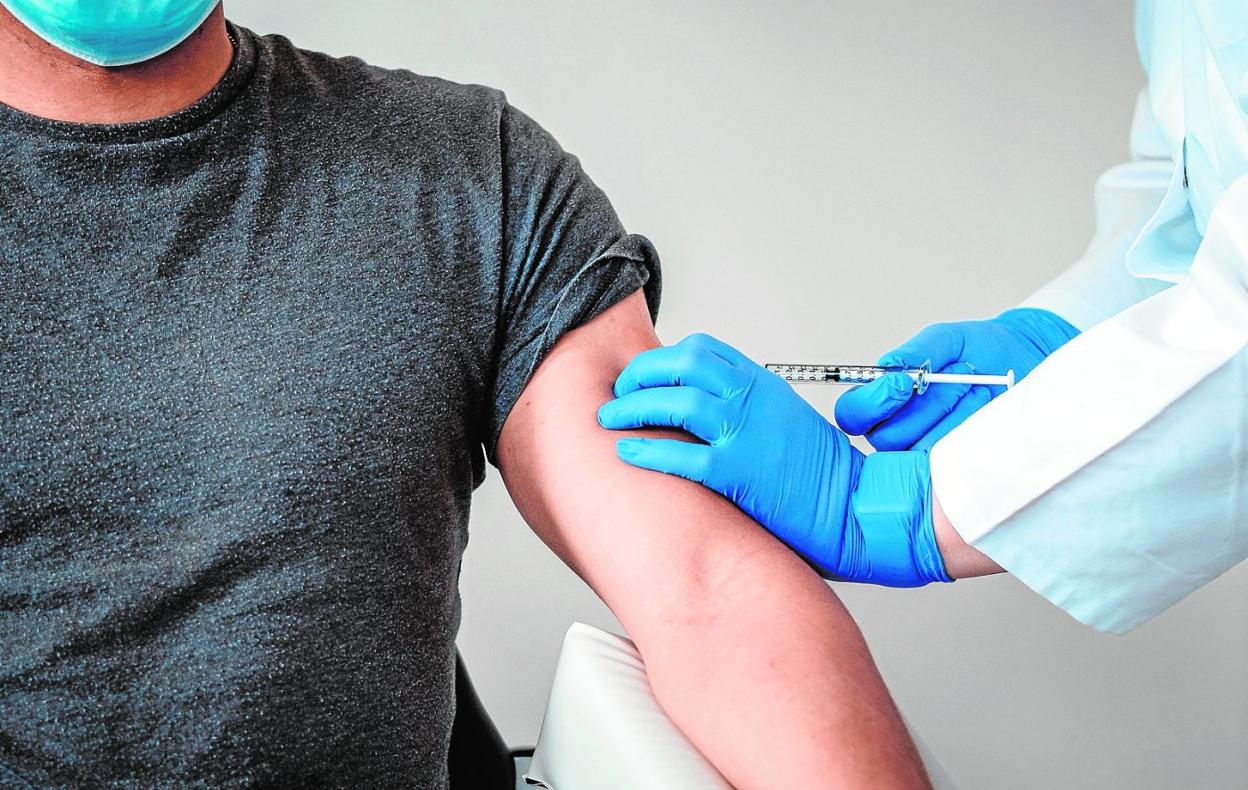 Un participante en el ensayo clínico recibe, en Alemania, una dosis de la vacuna de Pfizer y BioNTech. 