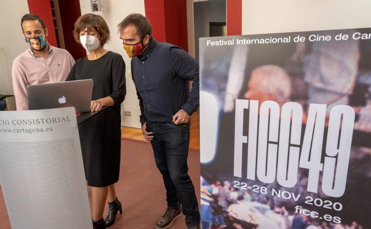 David Martínez; la directora, Esther Baeza, e Ignacio Ros, presidente, en la presentación de la 49 edición del FICC. 