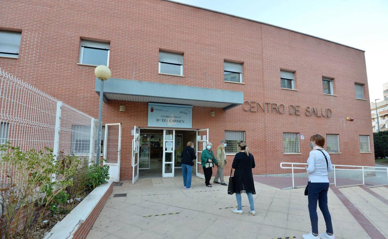 Imagen de archivo de las colas en el centro de salud de El Carmen para la vacuna de la gripe. 