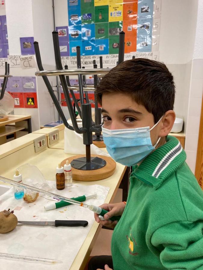 Un miembro de La Cosecha del Saber, del colegio San Pedro Apóstol de San Pedro del Pinatar