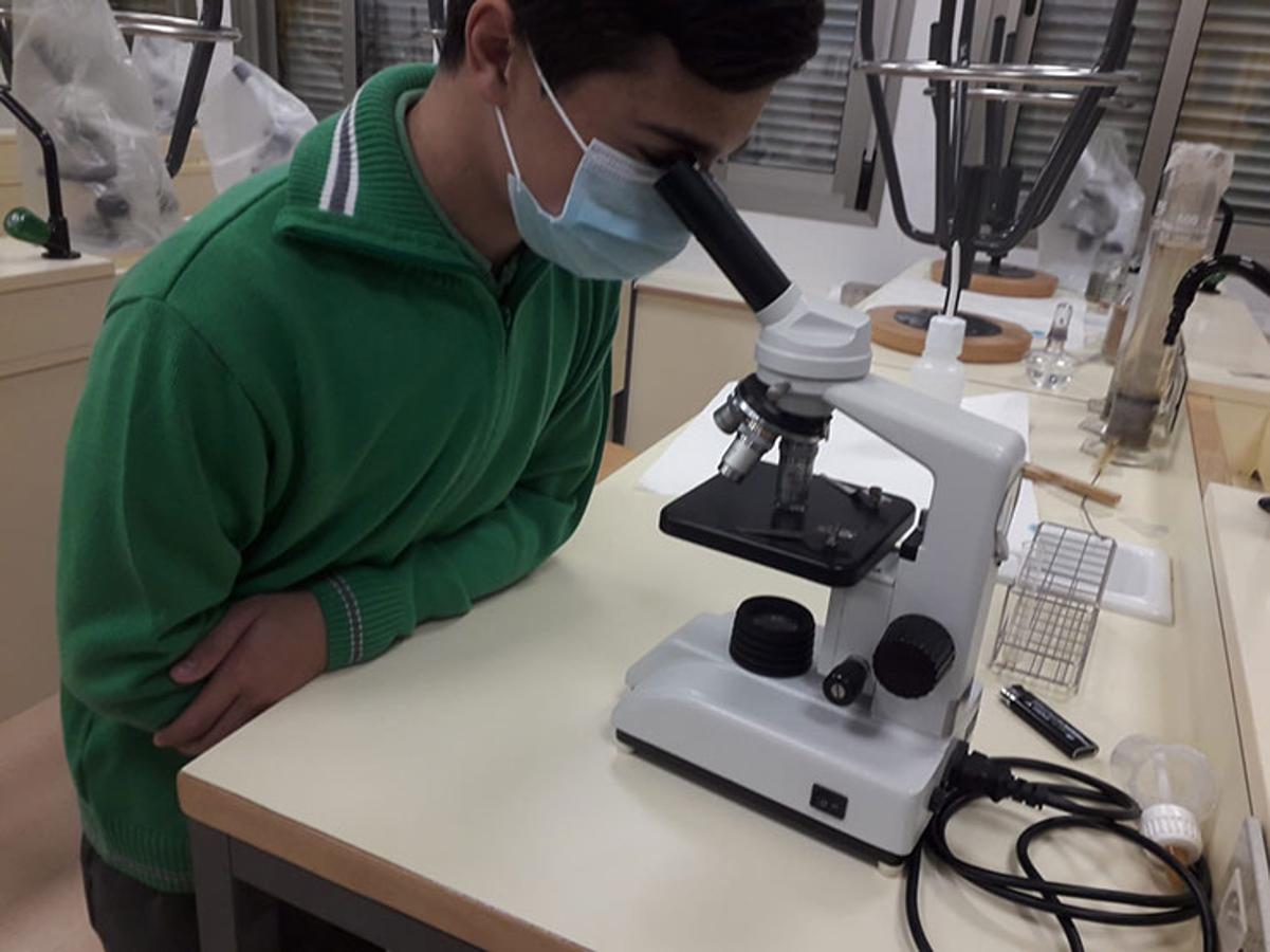 Un miembro de Los Pregoneros, del colegio San Pedro Apóstol de San Pedro del Pinatar