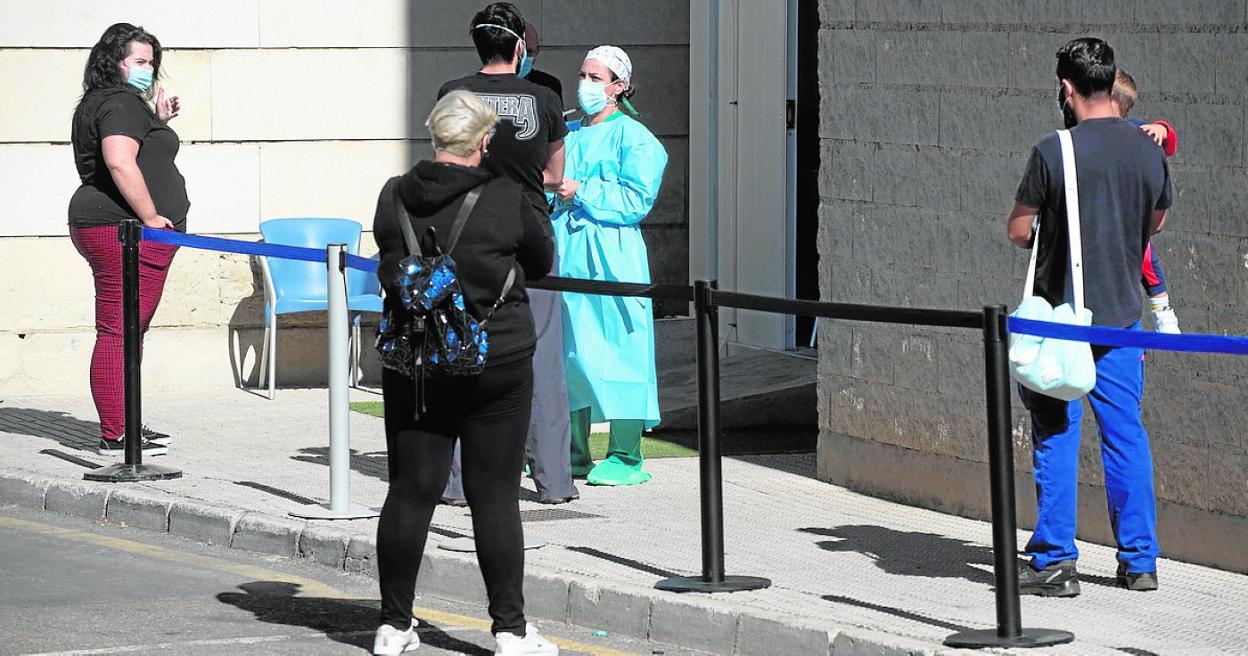 Varios pacientes esperan para acceder al punto Covid del Morales Meseguer. 