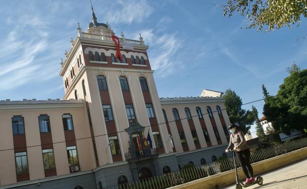 Fachada del colegio Maristas del Malecón, en Murcia, con un lazo naranja contra la 'ley Celaá'. 