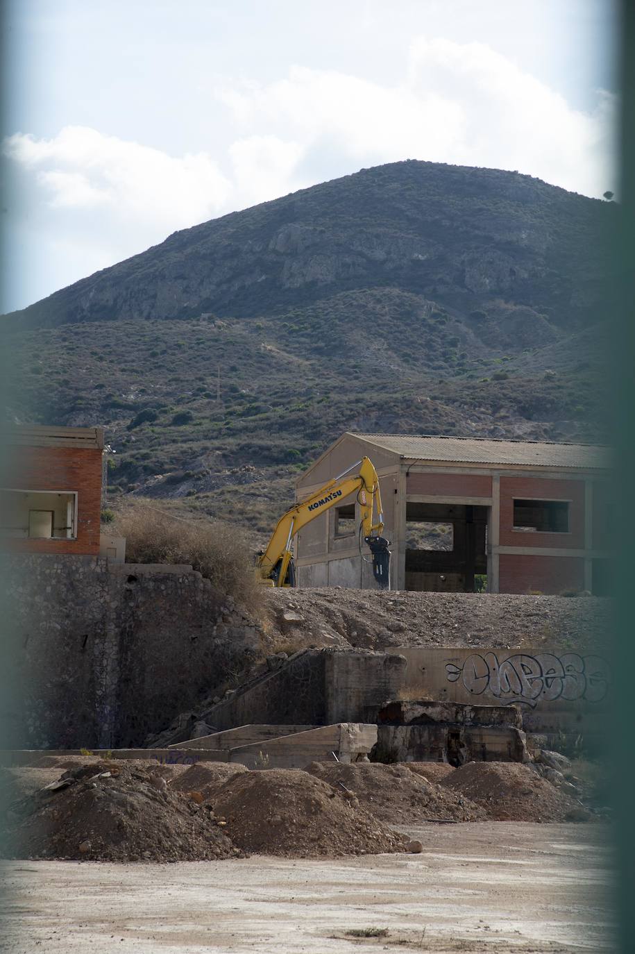 Fotos: Comienza el derribo de instalaciones en la antigua fundición de plomo de Peñarroya