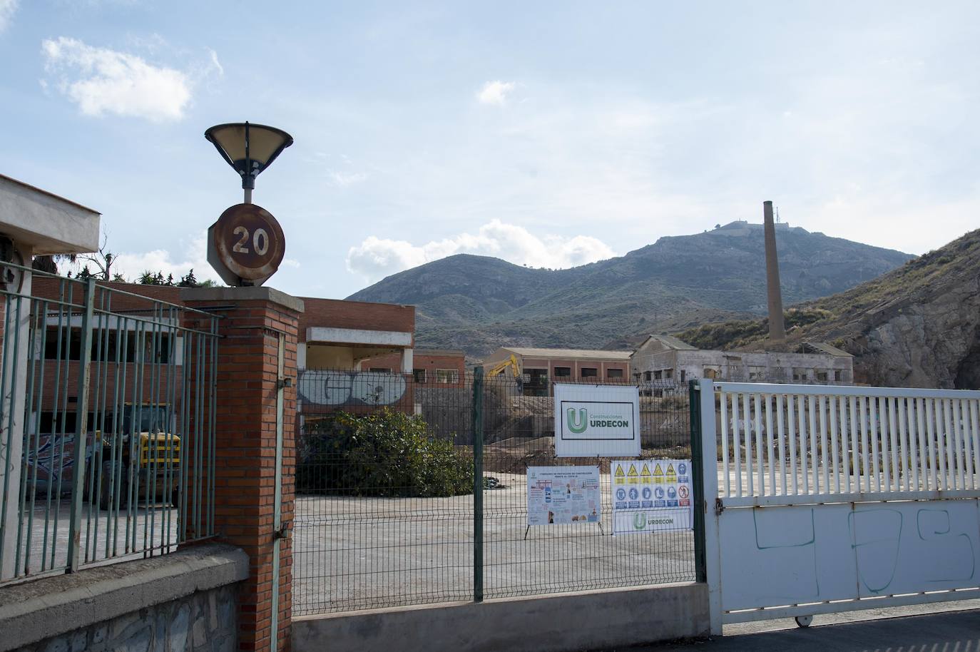 Fotos: Comienza el derribo de instalaciones en la antigua fundición de plomo de Peñarroya