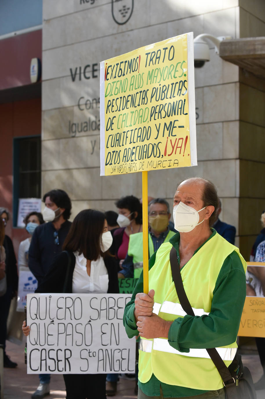 Fotos: Protesta por la Gestión de las Residencias frente a la Consejería de Política Social en Murcia