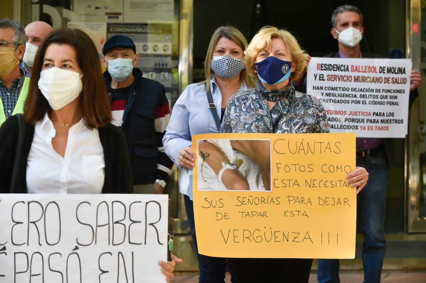 Fotos: Protesta por la Gestión de las Residencias frente a la Consejería de Política Social en Murcia