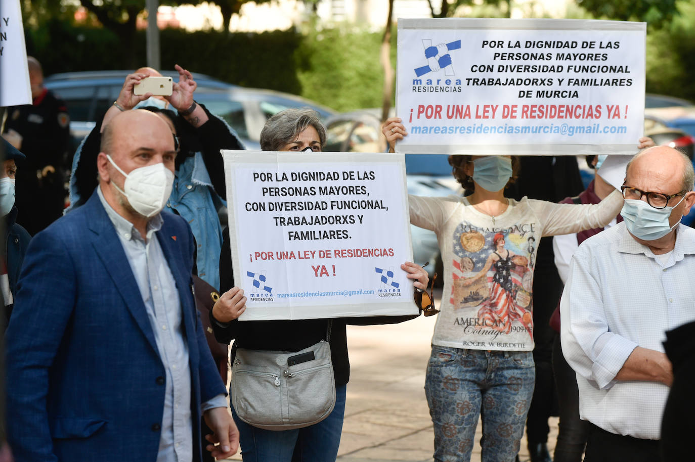 Fotos: Protesta por la Gestión de las Residencias frente a la Consejería de Política Social en Murcia