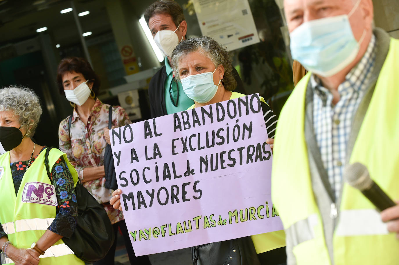 Fotos: Protesta por la Gestión de las Residencias frente a la Consejería de Política Social en Murcia