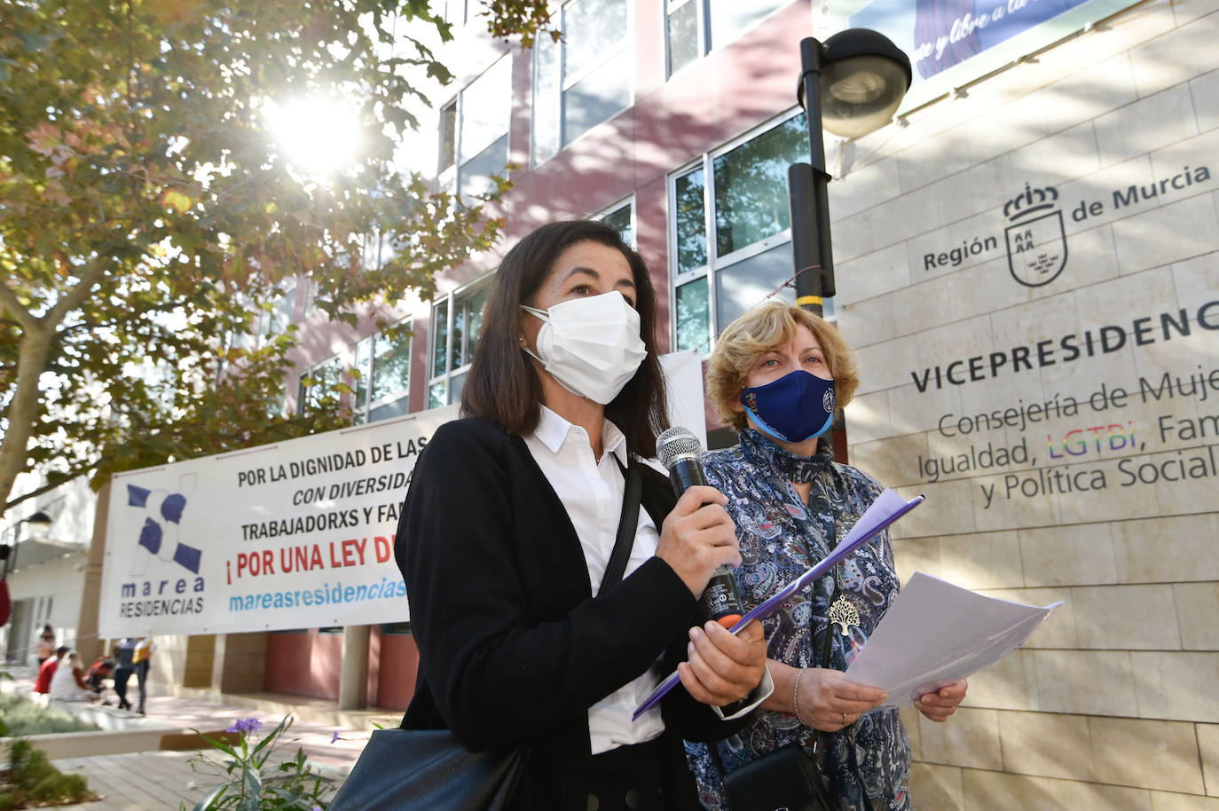 Fotos: Protesta por la Gestión de las Residencias frente a la Consejería de Política Social en Murcia