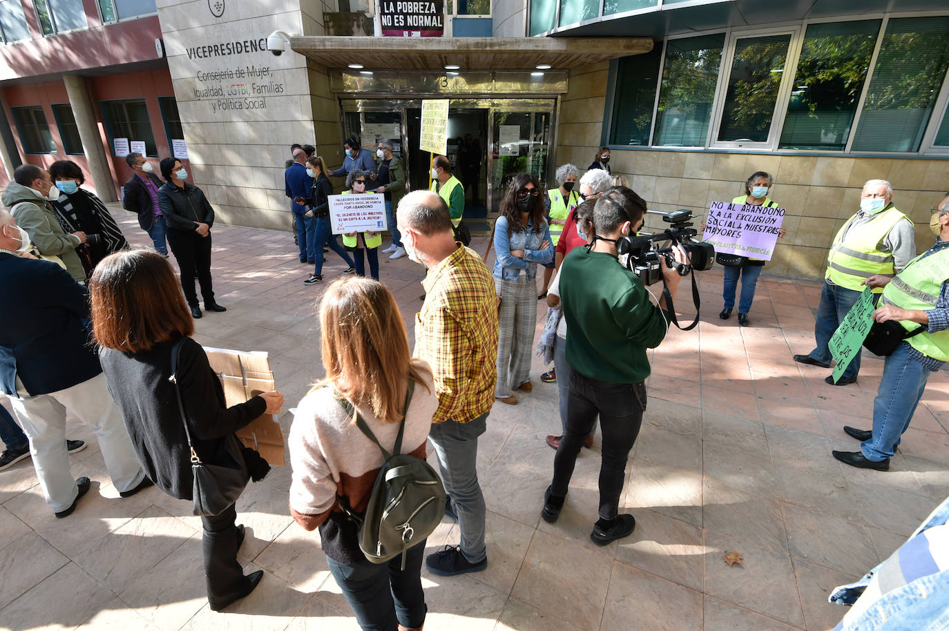 Fotos: Protesta por la Gestión de las Residencias frente a la Consejería de Política Social en Murcia