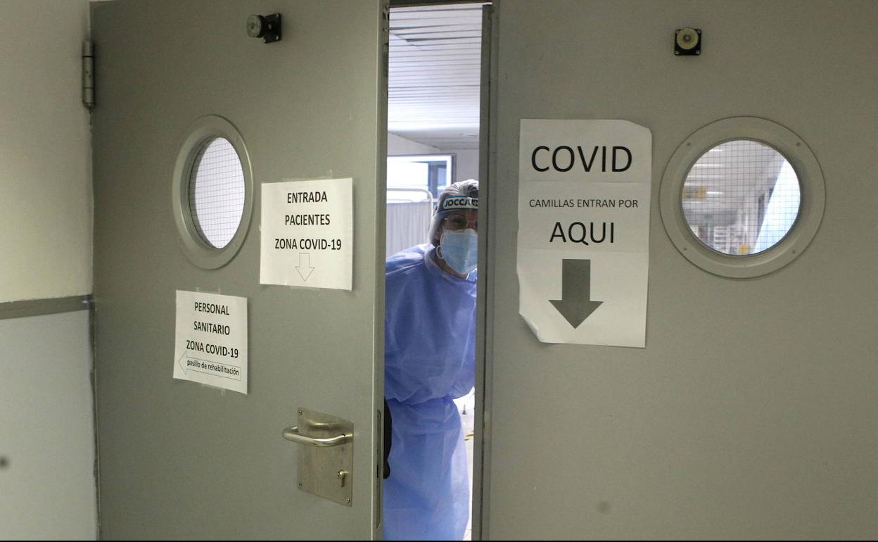 Acceso a una planta Covid del hospital Reina Sofía.