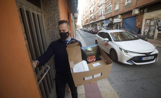 El taxista Francisco López, ayer, con un pedido.