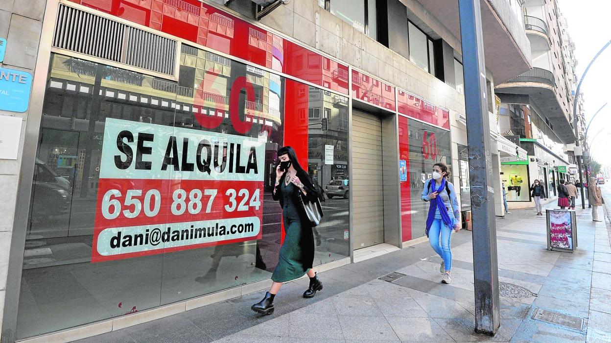 Un gran cartel anuncia el alquiler del local que ocupó una zapatería en la Gran Vía. 