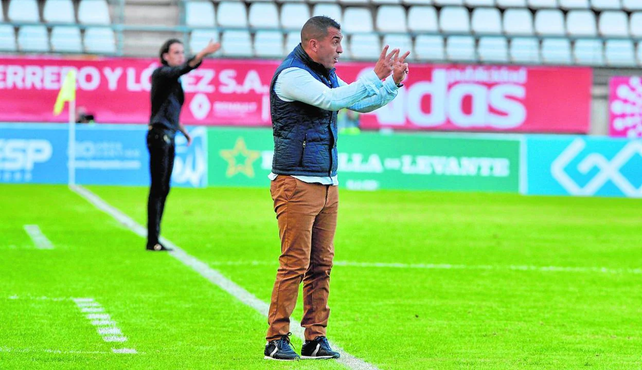 Adrián Hernández, ayer, dando indicaciones a sus futbolistas. 