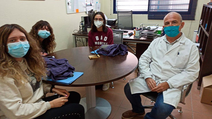 Componentes del equipo Reporteras sin Fronteras del IES Cañada de las Eras de Molina de Segura realizan una entrevista.