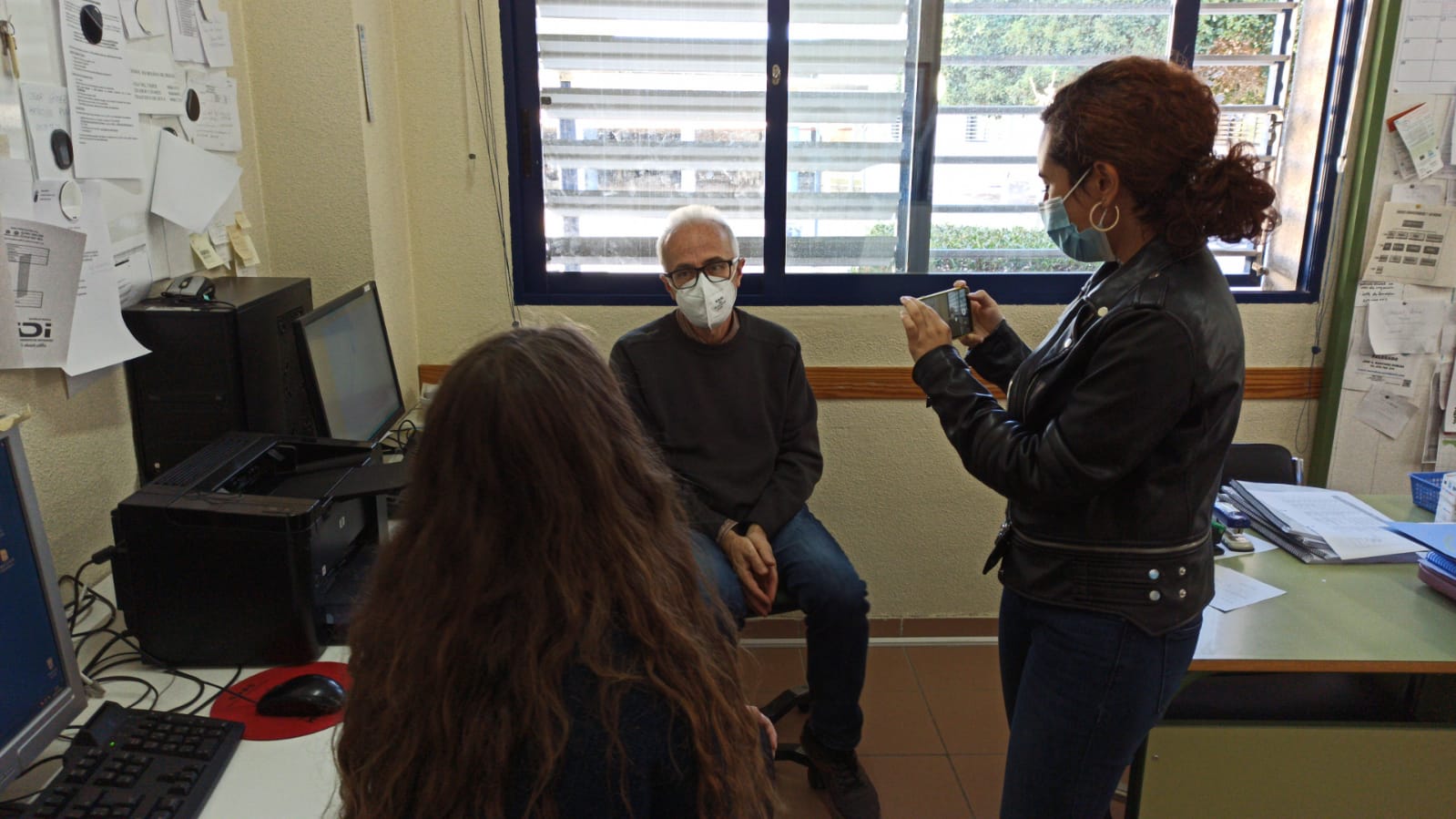 Componentes del equipo Reporteras sin Fronteras del IES Cañada de las Eras de Molina de Segura realizan una entrevista.