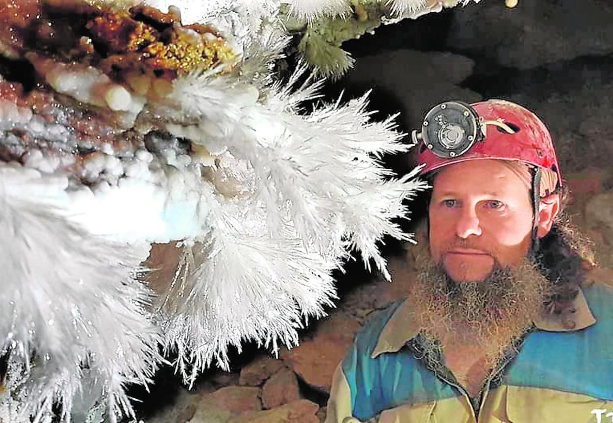 Alberto Roca, en el interior de una caverna. 