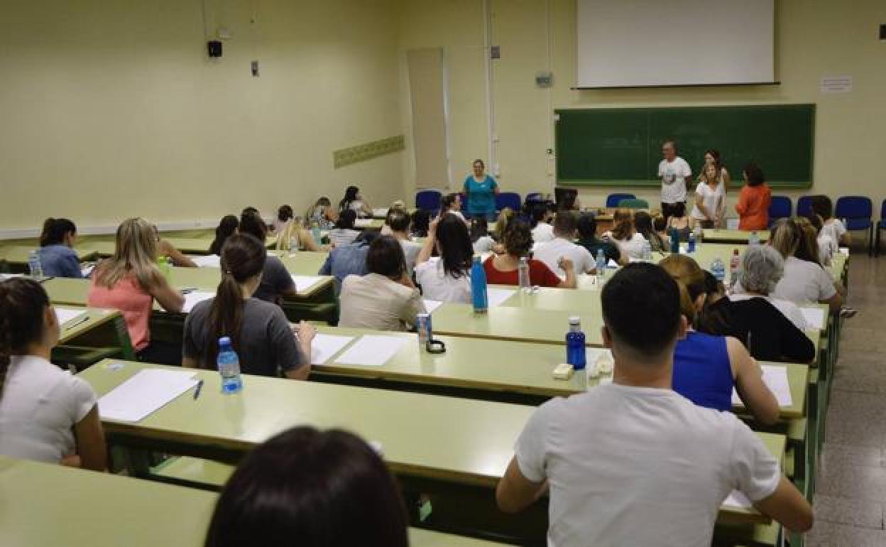 Un examen de oposiciones de Educación, el año pasado, en el Campus de Espinardo.