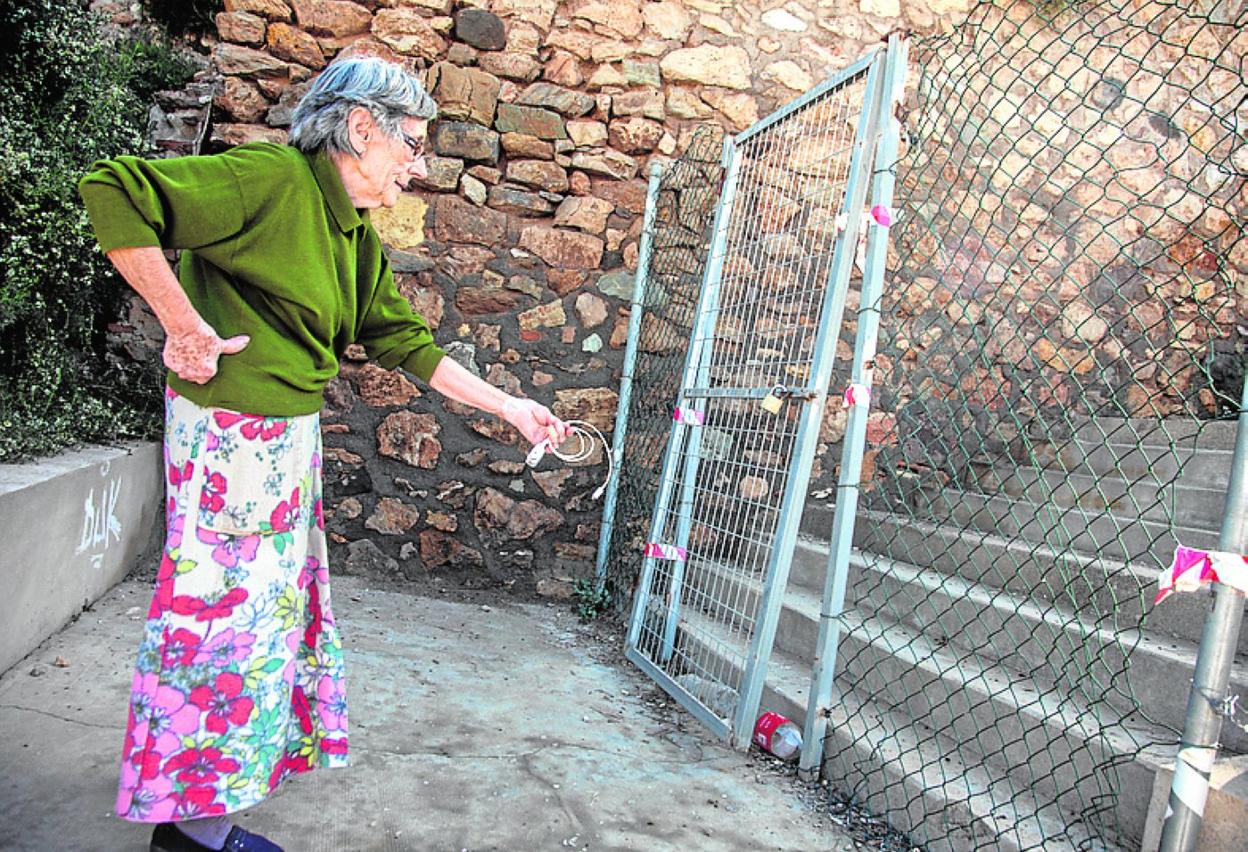 María del Rosario Martínez señala la puerta rota. 