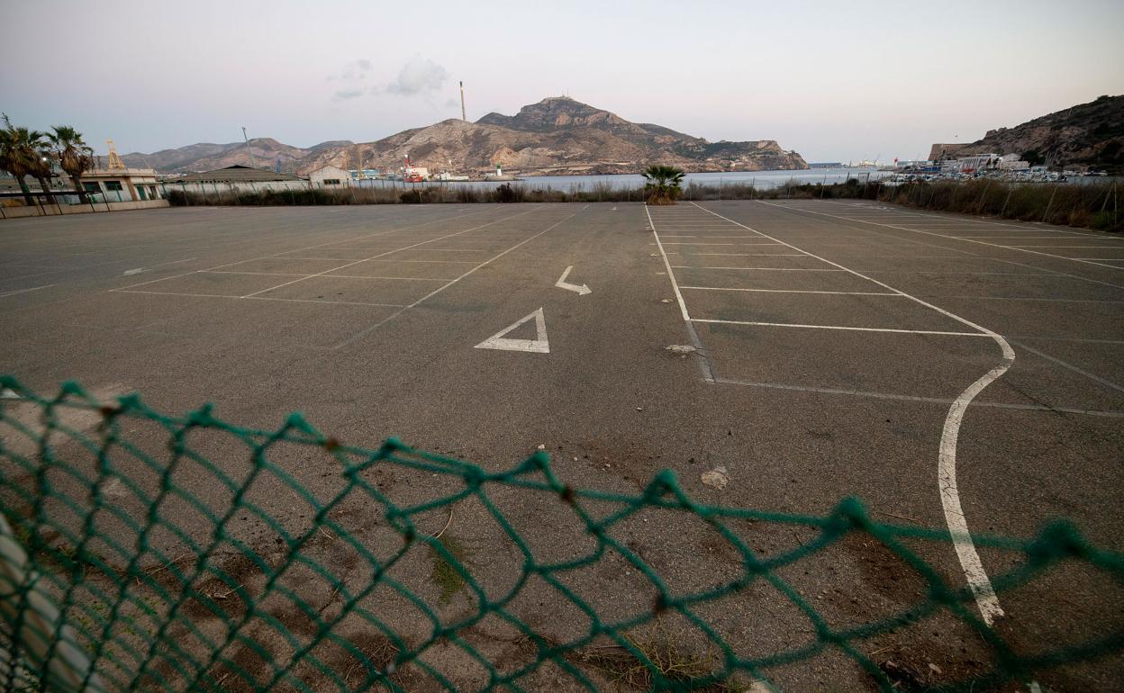 Vista del aparcamiento anexo al Muelle del Carbón este miércoles. A la derecha, barcos de recreo atracados en la zona de El Espalmador. 