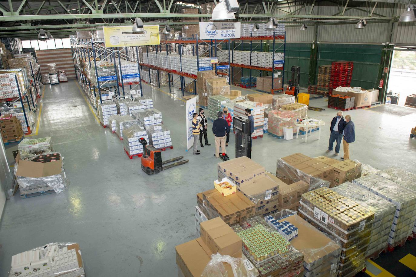 Fotos: Donación de la Junta de Vecinos de Vistabella-Abenarabi al Banco de Alimentos del Segura