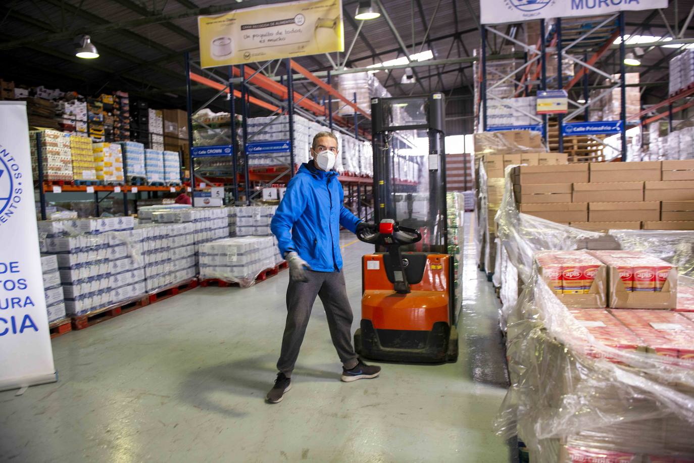 Fotos: Donación de la Junta de Vecinos de Vistabella-Abenarabi al Banco de Alimentos del Segura