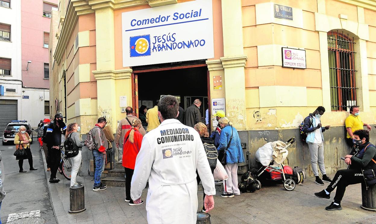 El nuevo mediador comunitario, Jorge Sempere, ejerce su labor de control en la cola del comedor social de la fundación. 