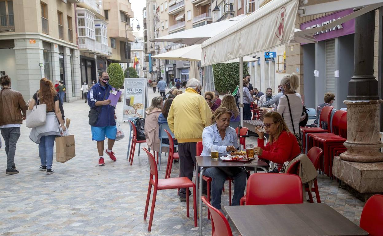 Clientes en una terraza de Cartagena. 