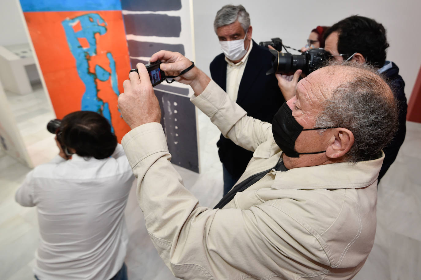 Inauguración de la exposición 1952-1955 en la planta baja de la Casa Consistorial de Murcia, la llamada Sala de La Glorieta