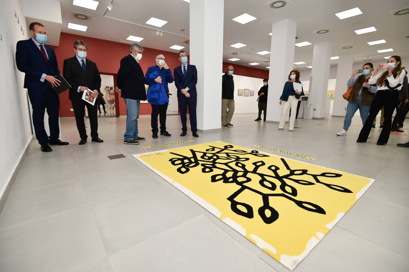 Inauguración de la exposición 1952-1955 en la planta baja de la Casa Consistorial de Murcia, la llamada Sala de La Glorieta