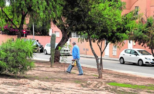 Un hombre pasea por el parque de La Residencia. 