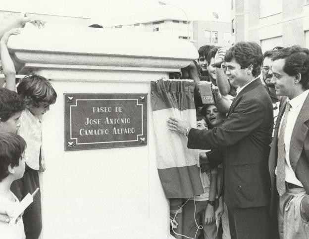 «Camacho ya es hijo predilecto de Cieza». «La Verdad» se hizo eco en su edición del 20 de septiembre de 1989 del homenaje que rindió Cieza a su paisano más internacional.