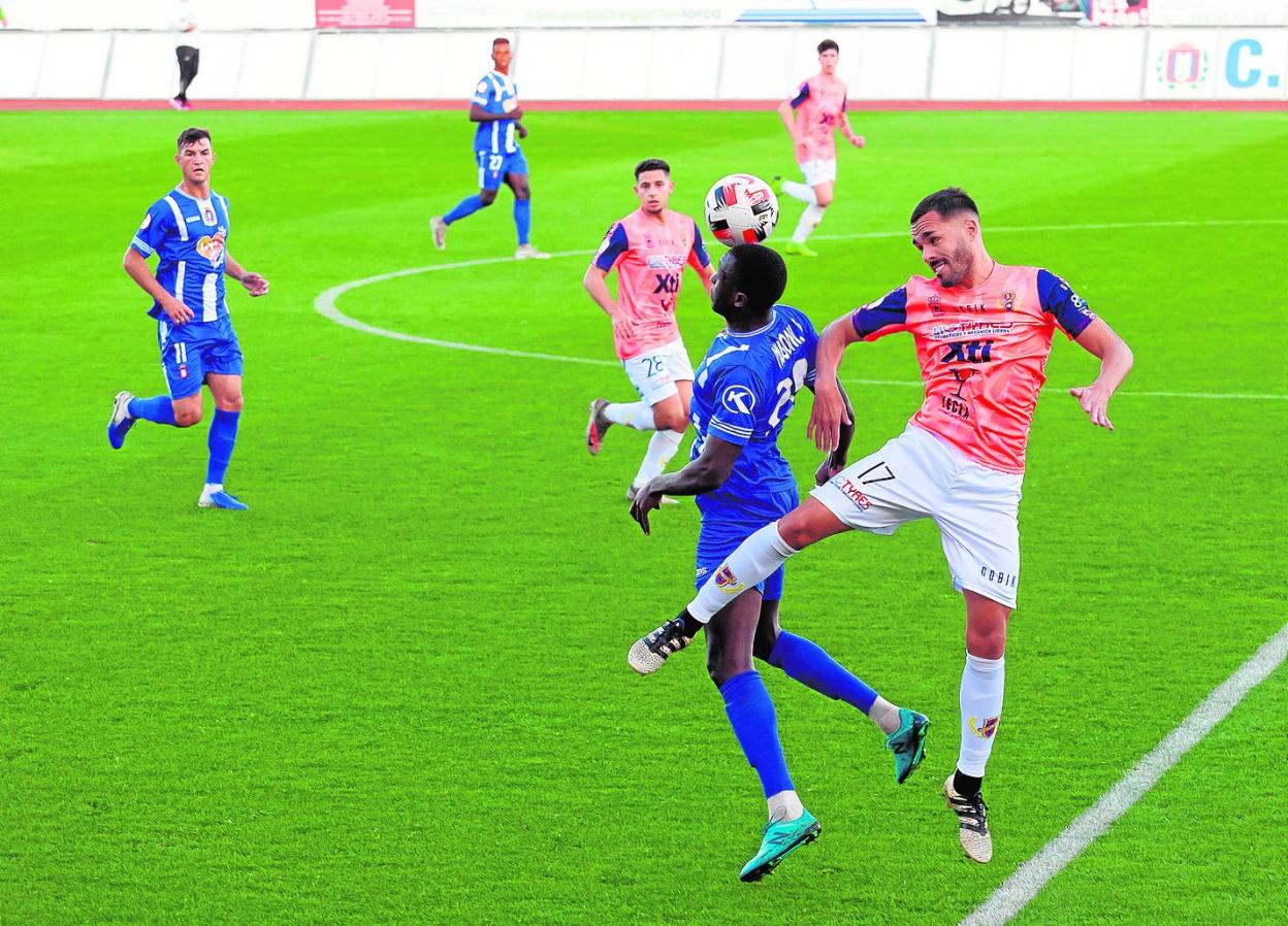 Mussoni y Ayoze Placeres, en un salto, en el encuentro de este domingo en el Artés Carrasco. 