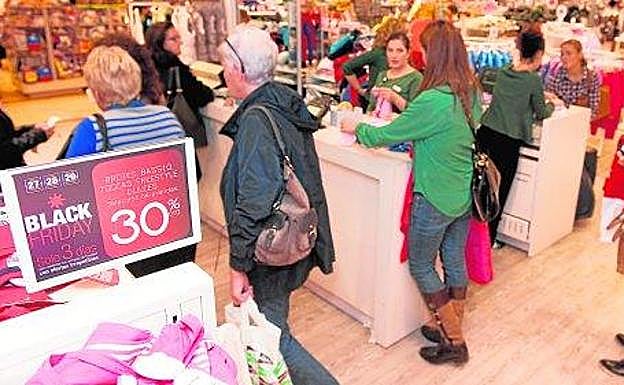 Clientes en una campaña de 'Black Friday' de El Corte Inglés en una foto de archivo.