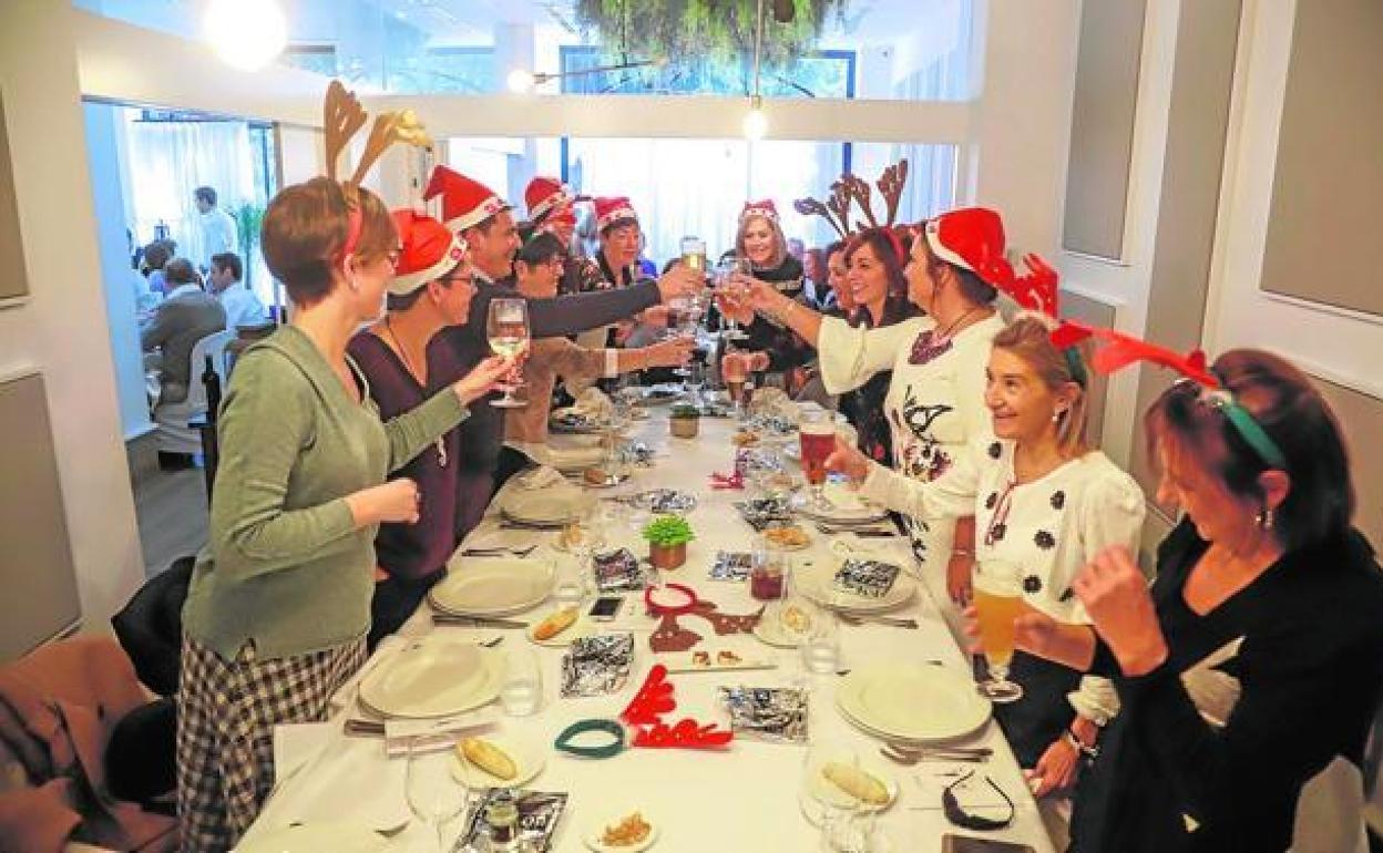 Una comida de empresa por Navidad en una foto de archivo.