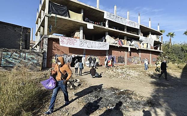 Uno de los inmigrantes camina frente al edificio okupado.