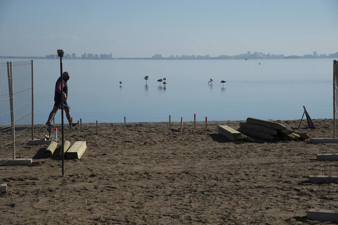 Fotos: Comienzan las obras para instalar un balneario en la playa de Los Urrutias