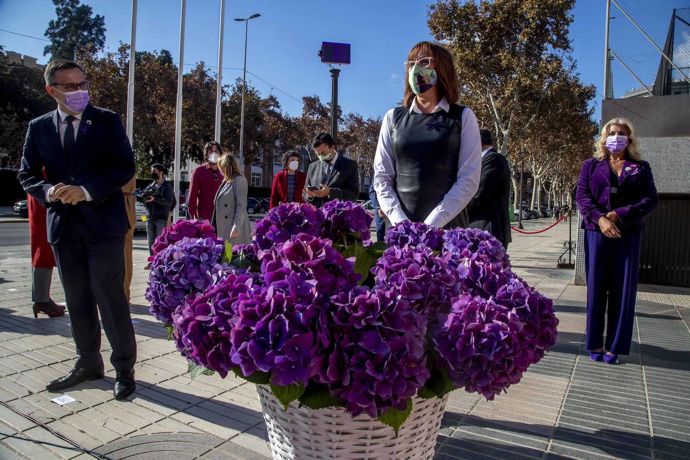 Fotos: Homenaje a las víctimas de violencia de género en la Asamblea Regional