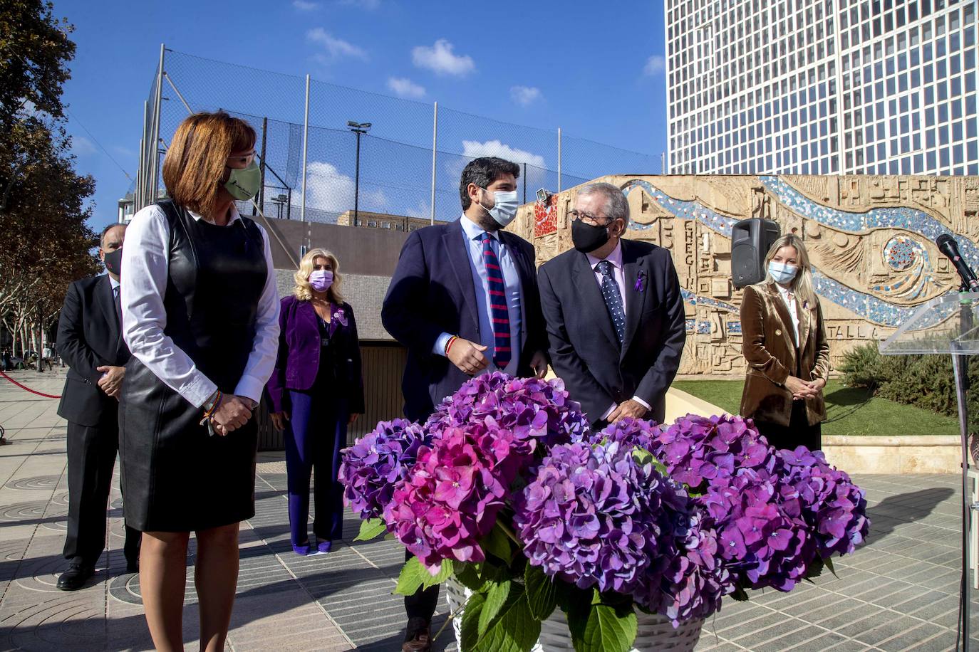Fotos: Homenaje a las víctimas de violencia de género en la Asamblea Regional