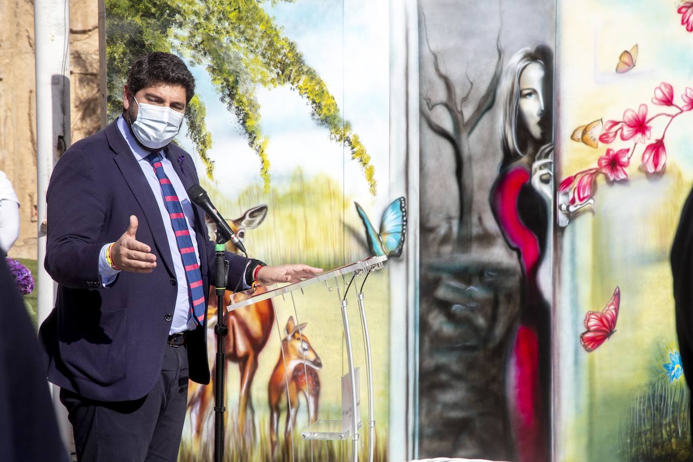 Fotos: Homenaje a las víctimas de violencia de género en la Asamblea Regional