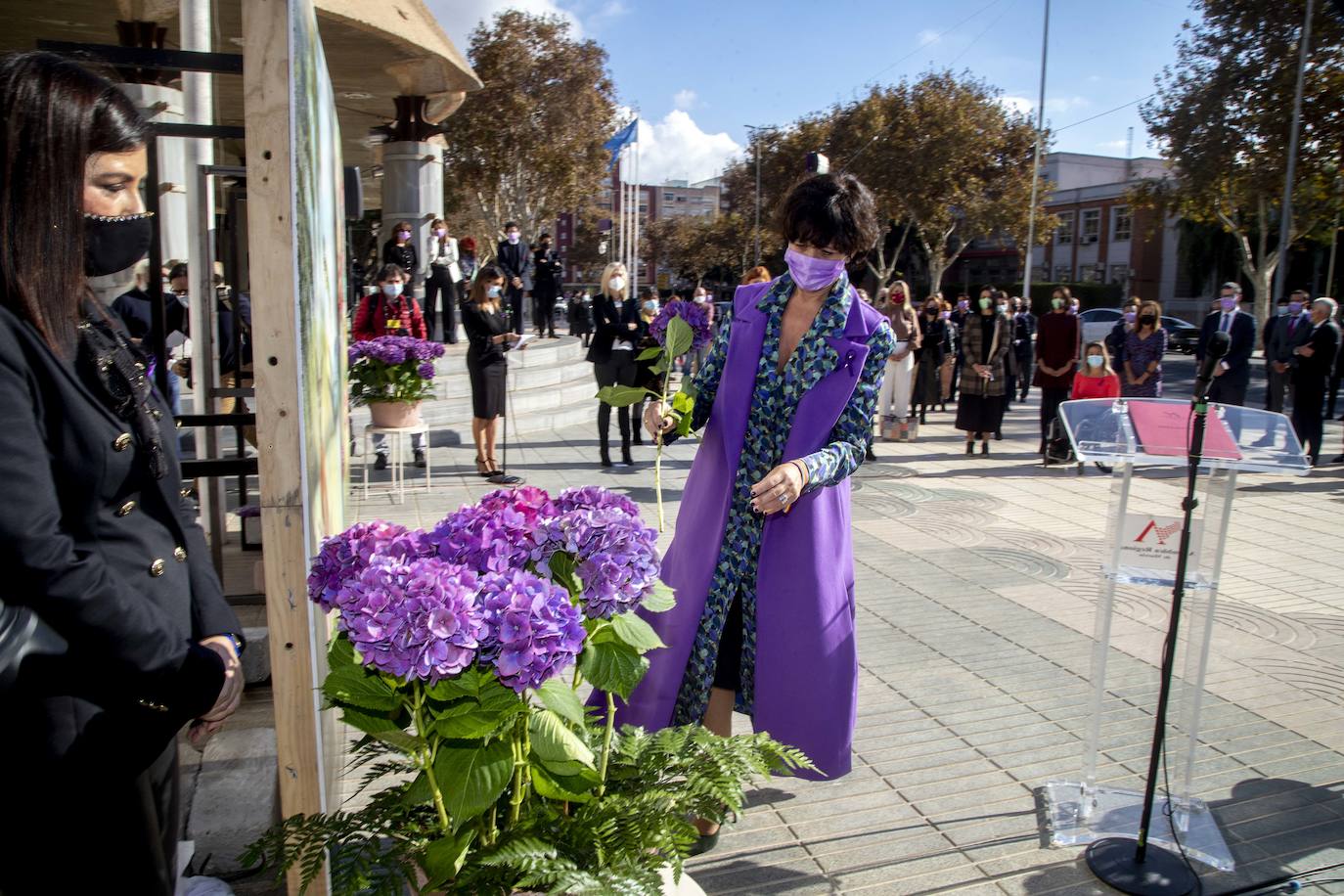 Fotos: Homenaje a las víctimas de violencia de género en la Asamblea Regional