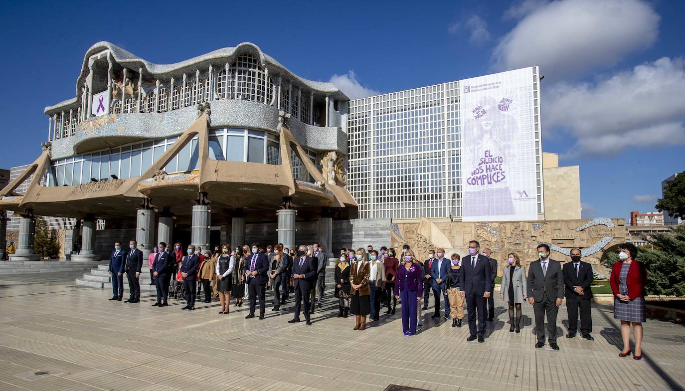 Fotos: Homenaje a las víctimas de violencia de género en la Asamblea Regional