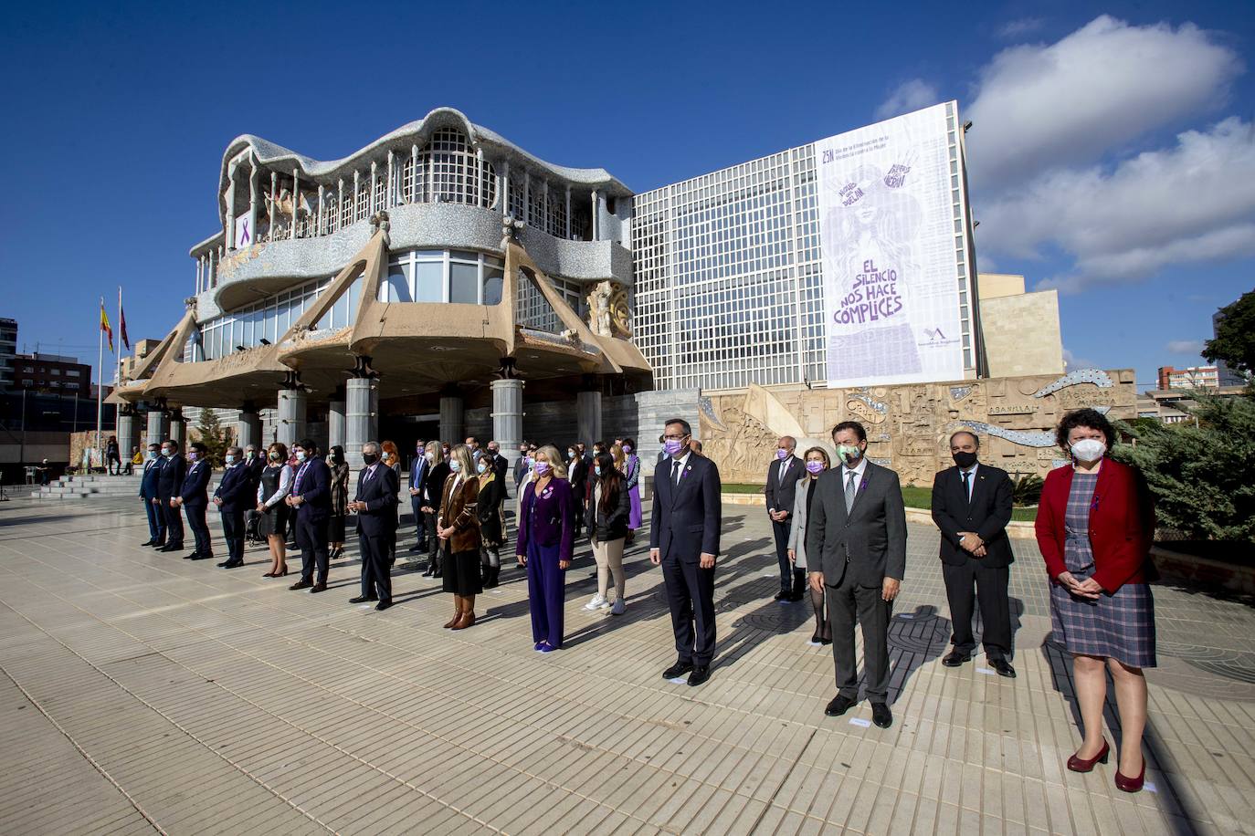 Fotos: Homenaje a las víctimas de violencia de género en la Asamblea Regional