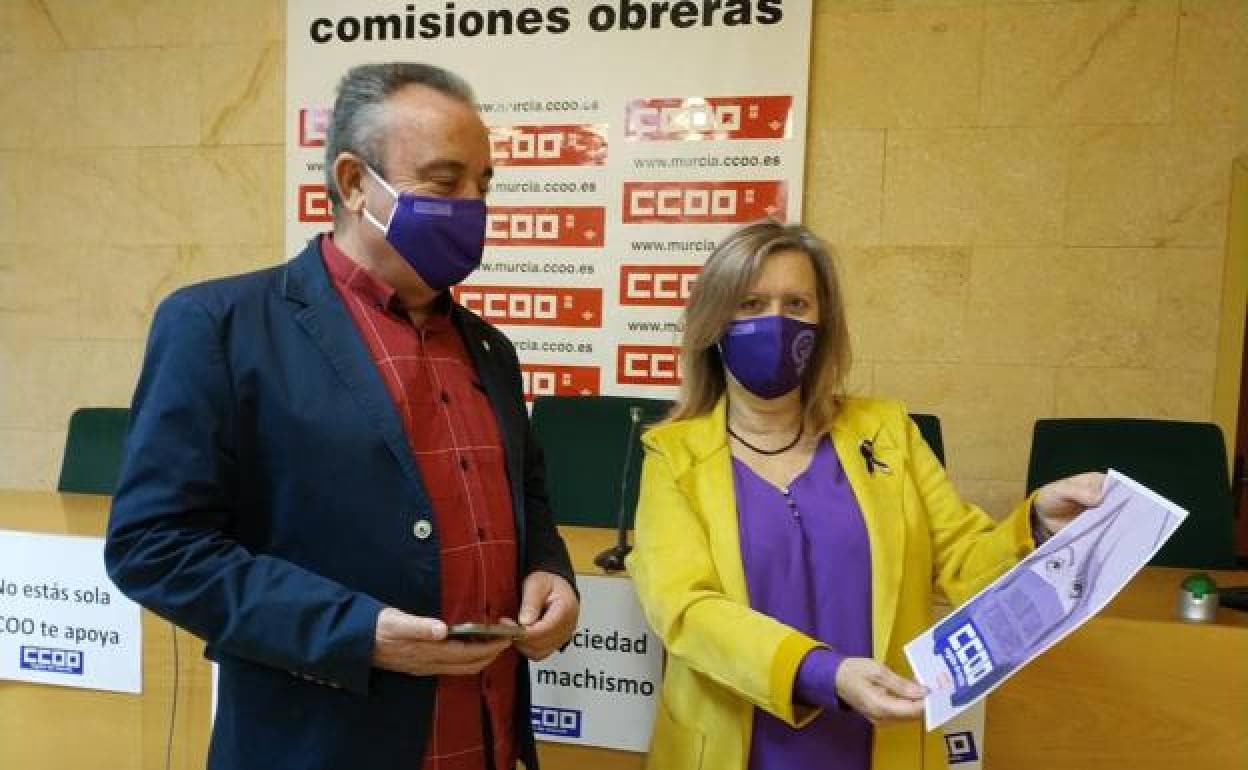 Santiago Navarro y Anna Mellado tras la rueda de prensa de CCOO y UGT sobre la violencia machista en la Región de Murcia.