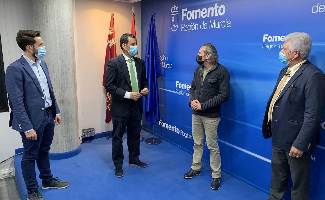 El consejero de Fomento e Infraestructuras, José Ramón Díez de Revenga, junto a los miembros de esta nueva asociación.