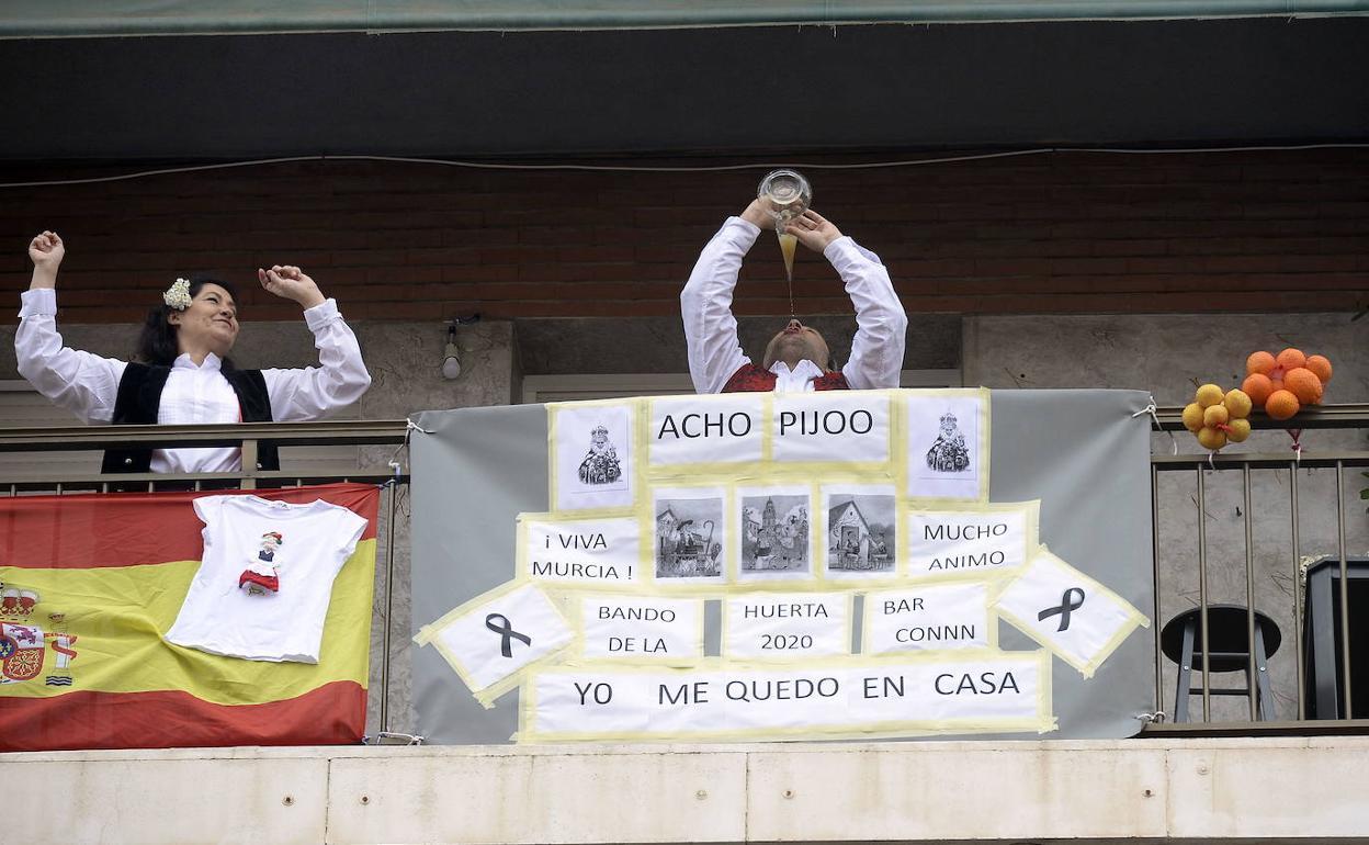Dos vecinos celebran el Bando de la Huerta de este año en su casa de Murcia por el confinamiento.