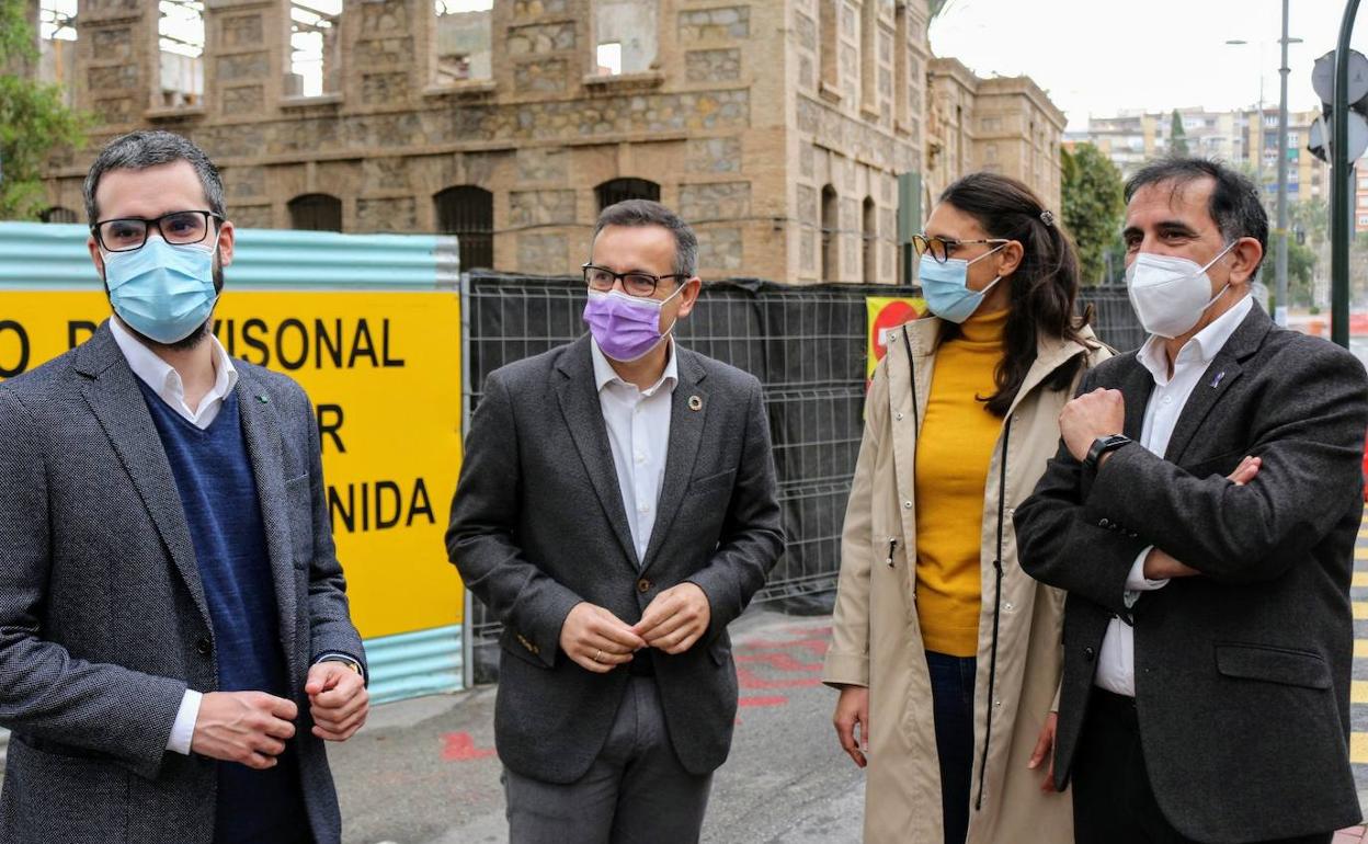 Los líderes del PSRM ante las obras de la Cárcel Vieja.