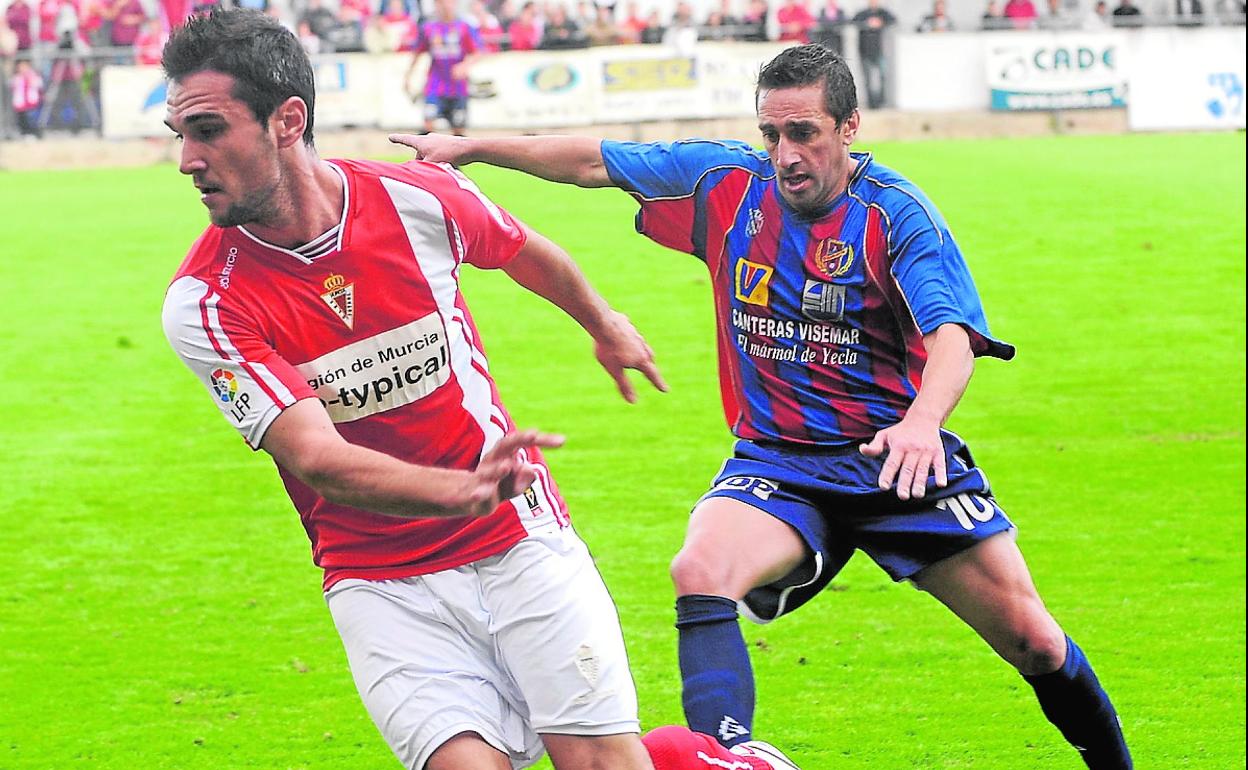 Kike García maneja el balón ante Biri, en el último Yeclano-Real Murcia en 2010. 