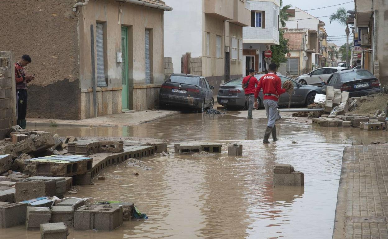 Imagen de archivo de una calle destrozada en Los Alcázares por la DANA de 2019.